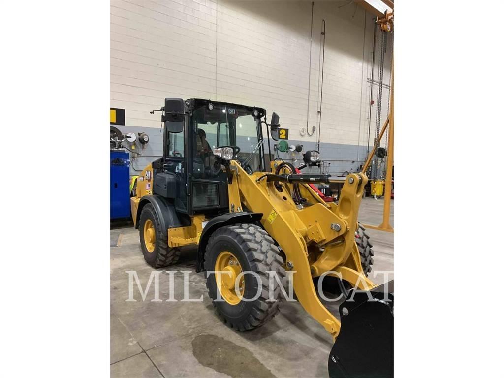 CAT 906 Rataslaadurid