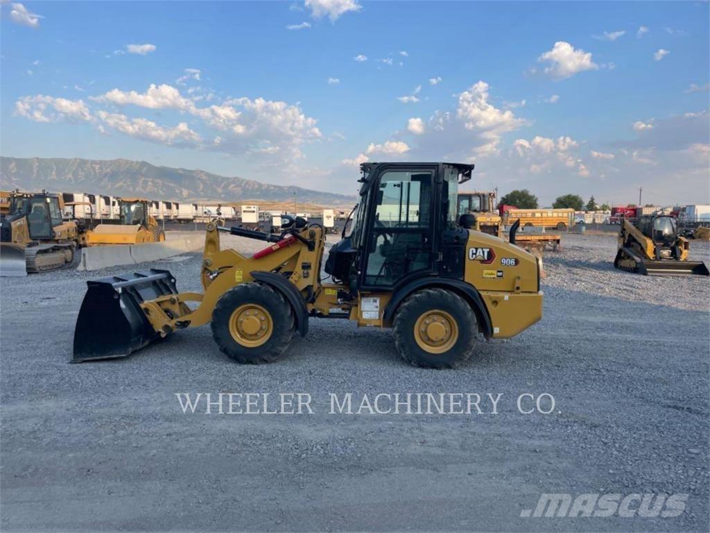 CAT 906 Rataslaadurid