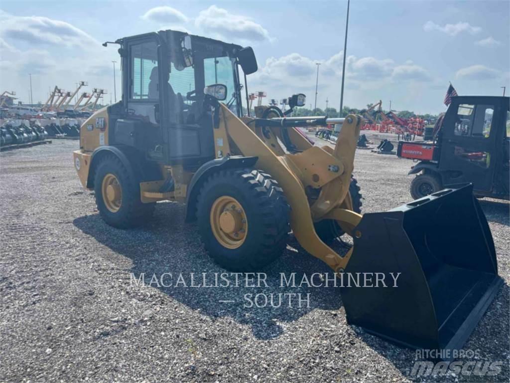 CAT 906 Rataslaadurid