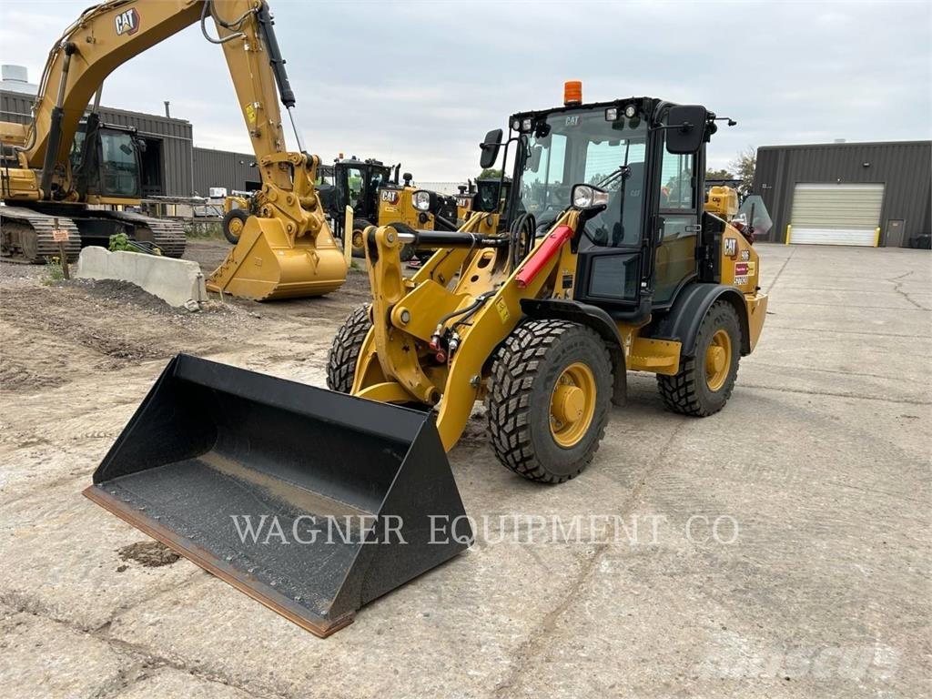 CAT 906 Rataslaadurid