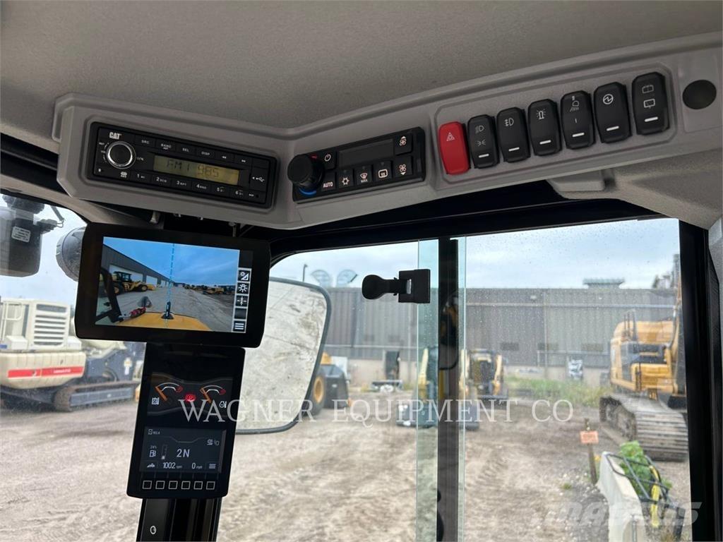 CAT 906 Rataslaadurid