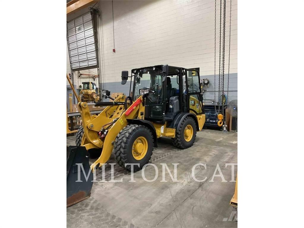 CAT 906 Rataslaadurid
