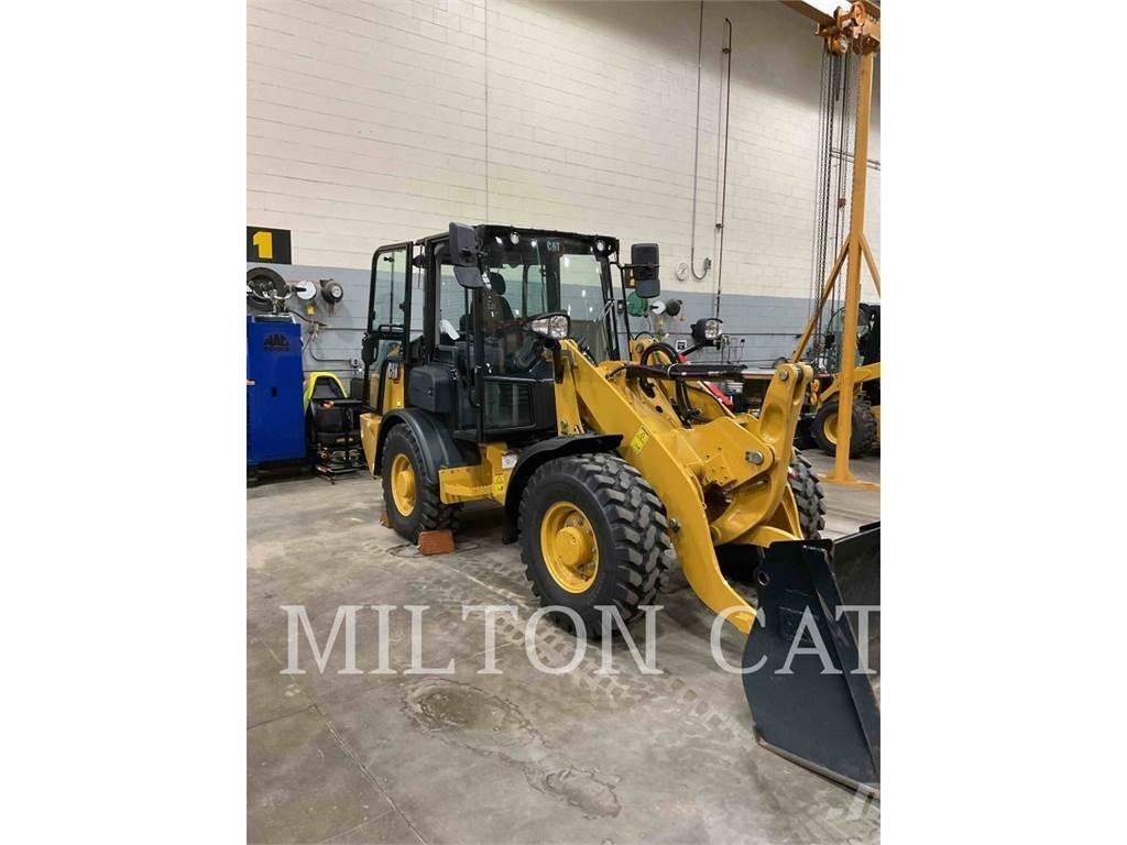 CAT 906 Rataslaadurid