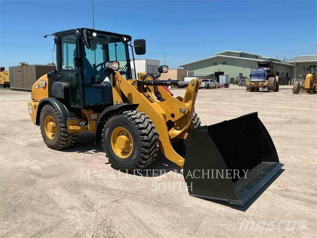 CAT 906 Rataslaadurid