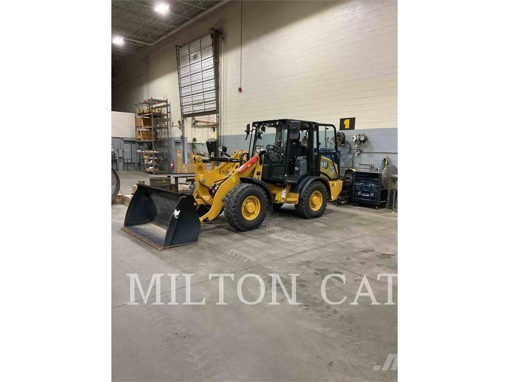 CAT 906 Rataslaadurid