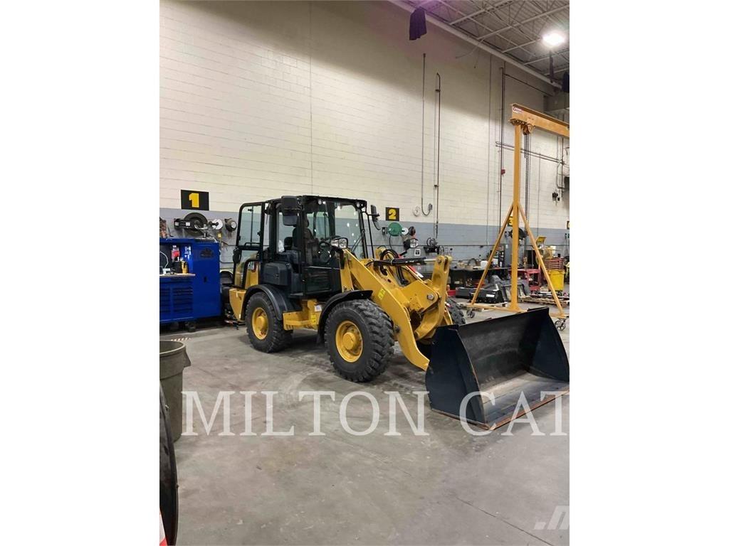 CAT 906 Rataslaadurid