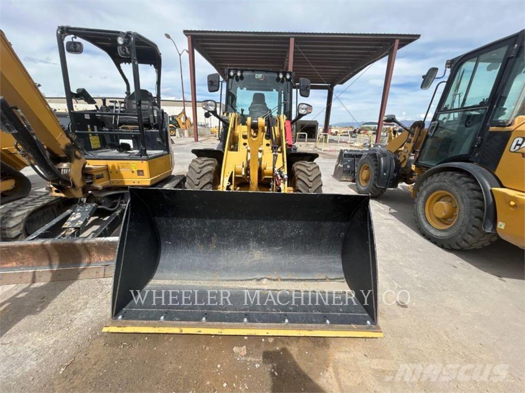 CAT 906 Rataslaadurid