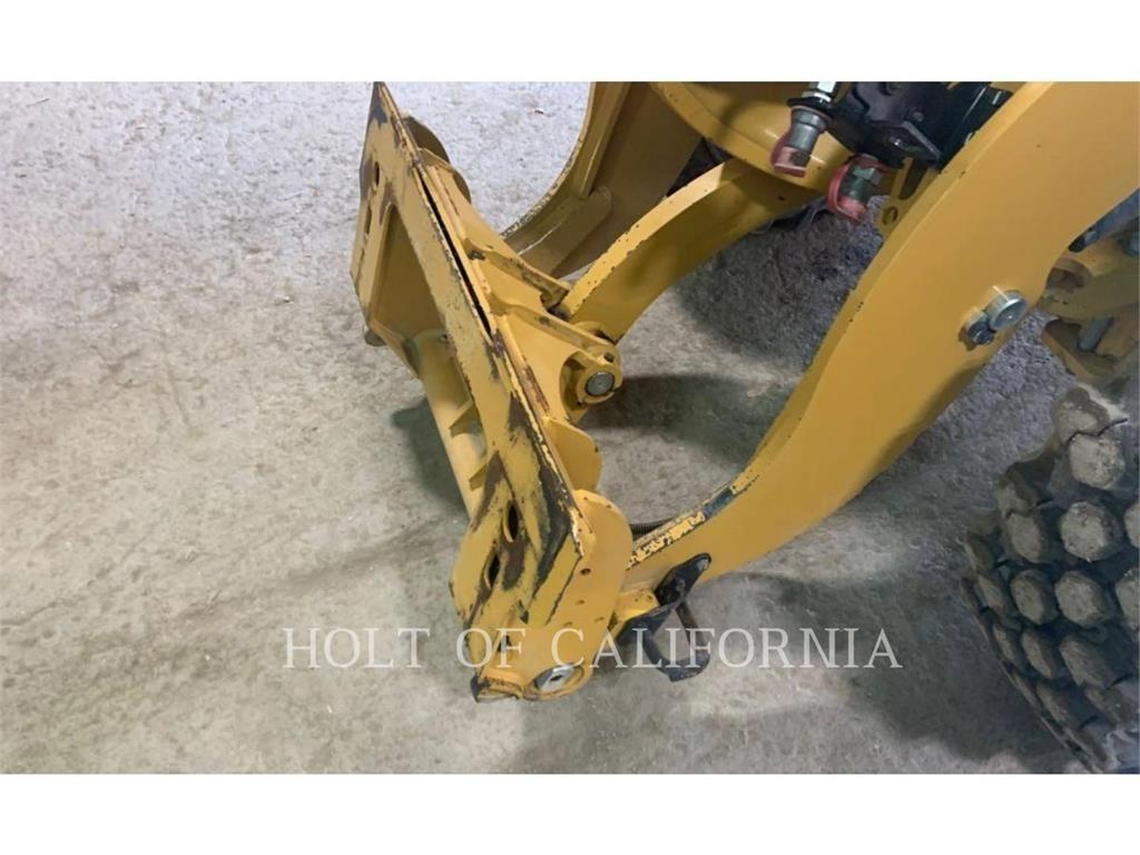 CAT 906 Rataslaadurid