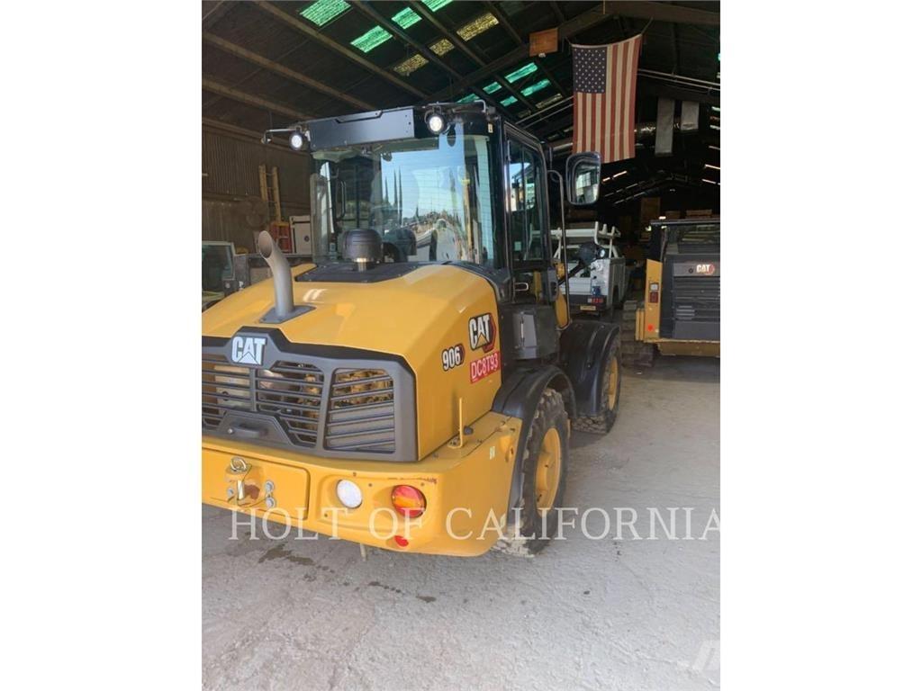 CAT 906 Rataslaadurid