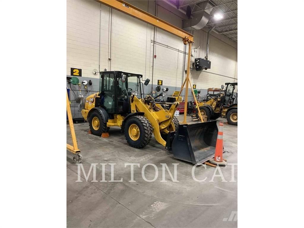 CAT 906M Rataslaadurid