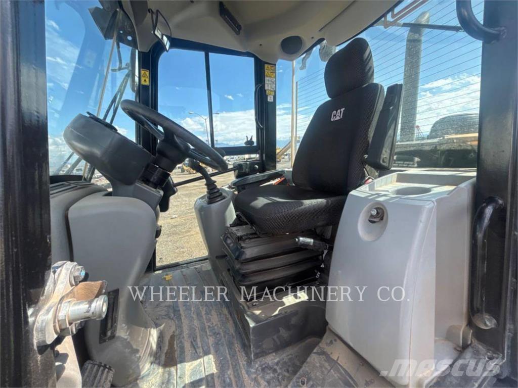 CAT 906M Rataslaadurid