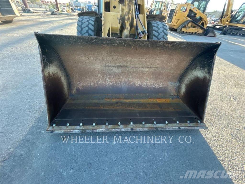 CAT 906M Rataslaadurid