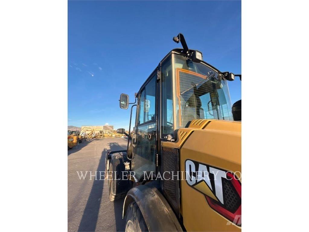 CAT 906M Rataslaadurid