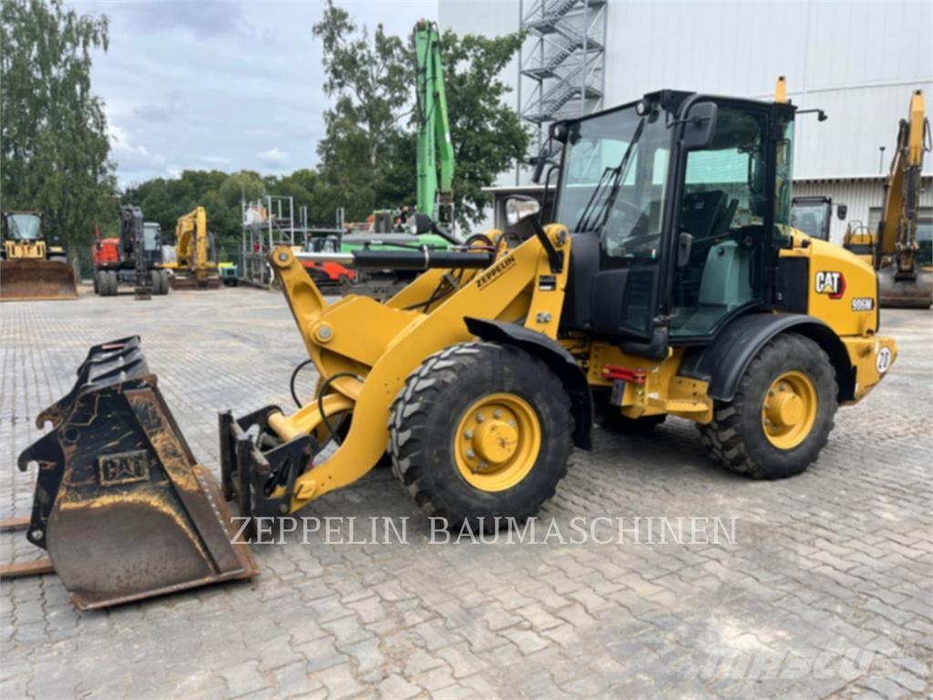 CAT 906M Rataslaadurid