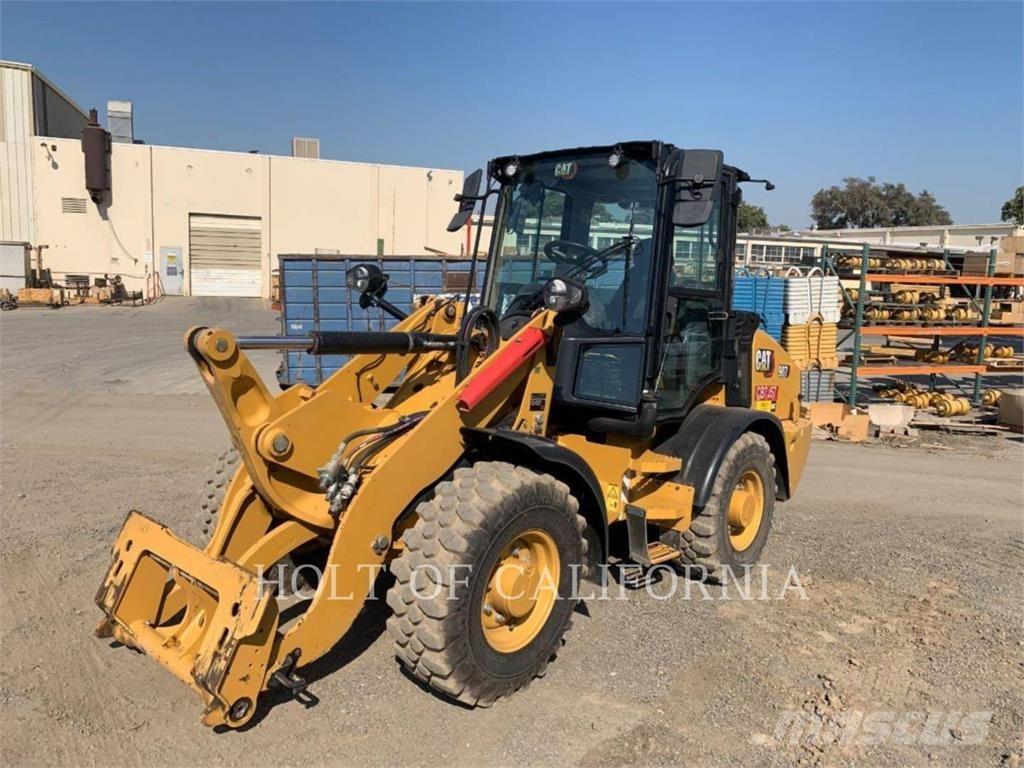 CAT 907 Rataslaadurid