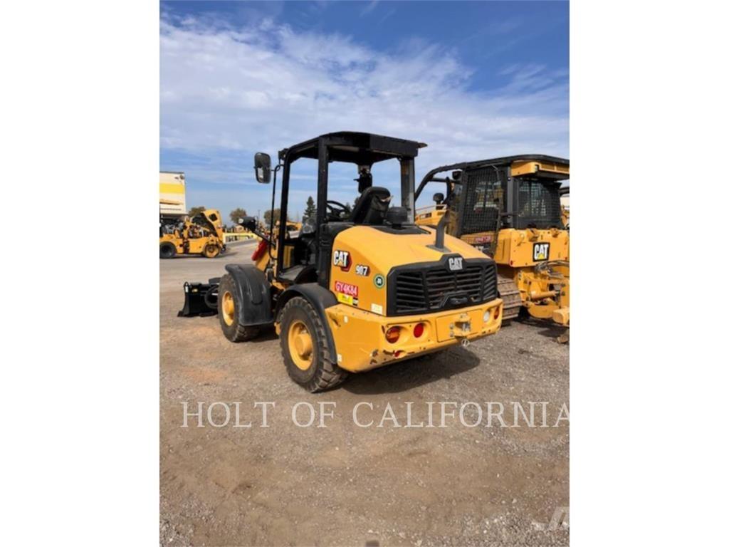 CAT 907 Rataslaadurid