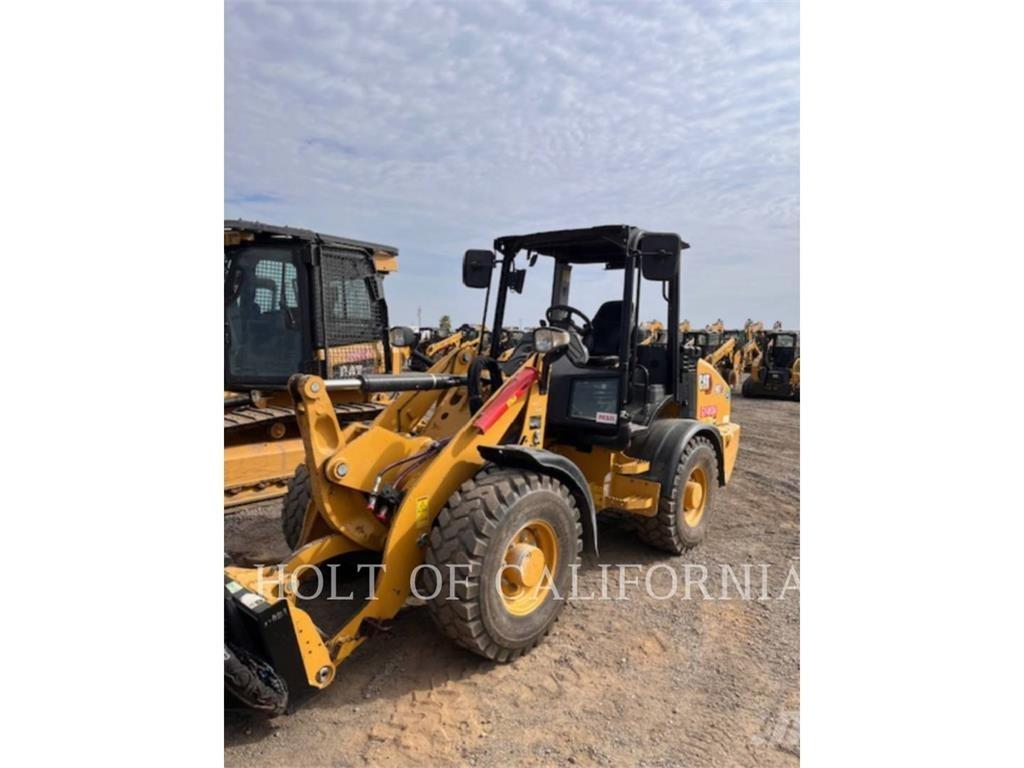 CAT 907 Rataslaadurid