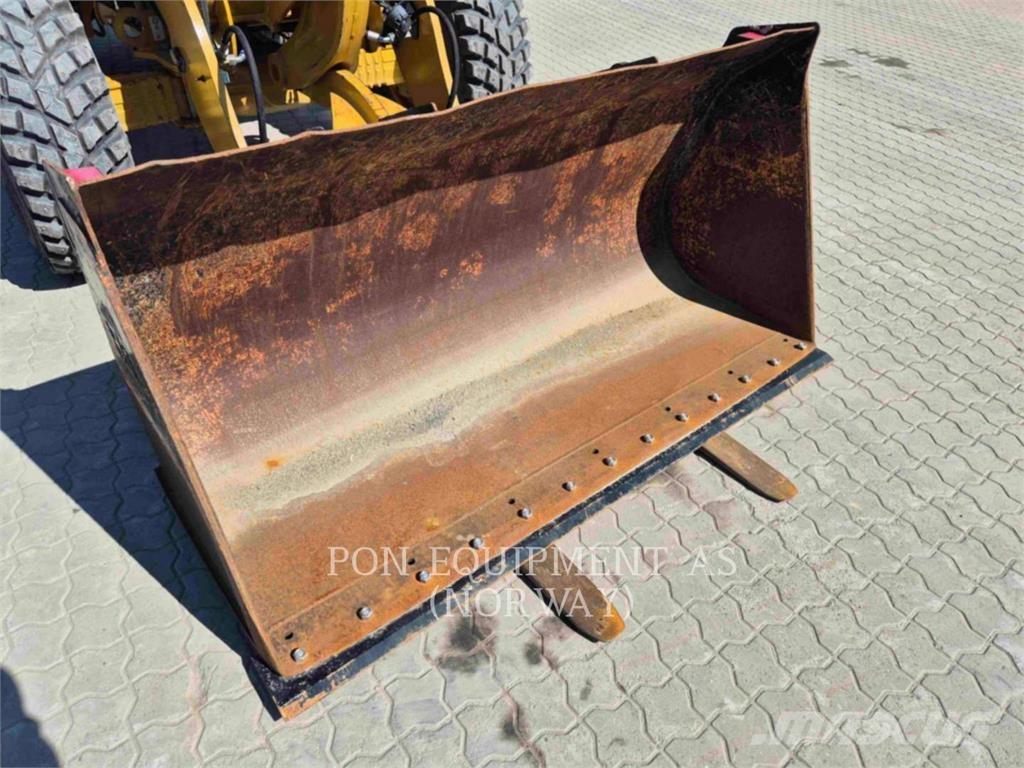 CAT 908M Rataslaadurid