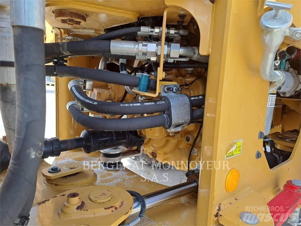 CAT 930M Rataslaadurid