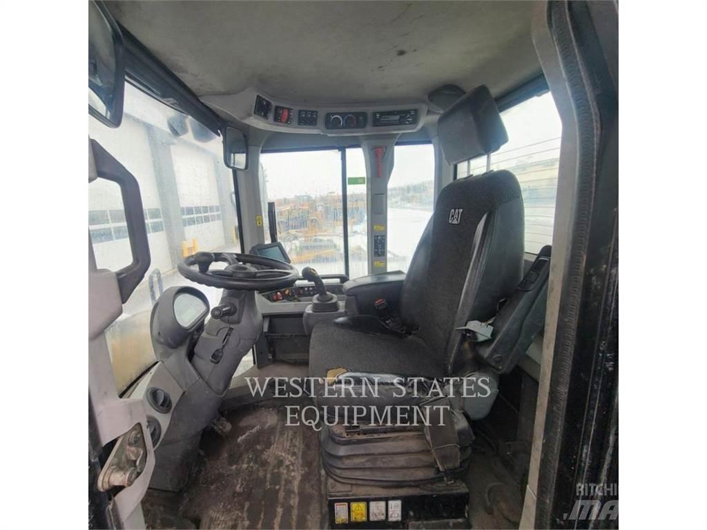 CAT 930M Rataslaadurid