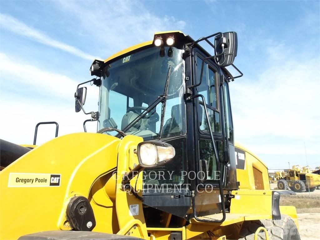 CAT 930M Rataslaadurid