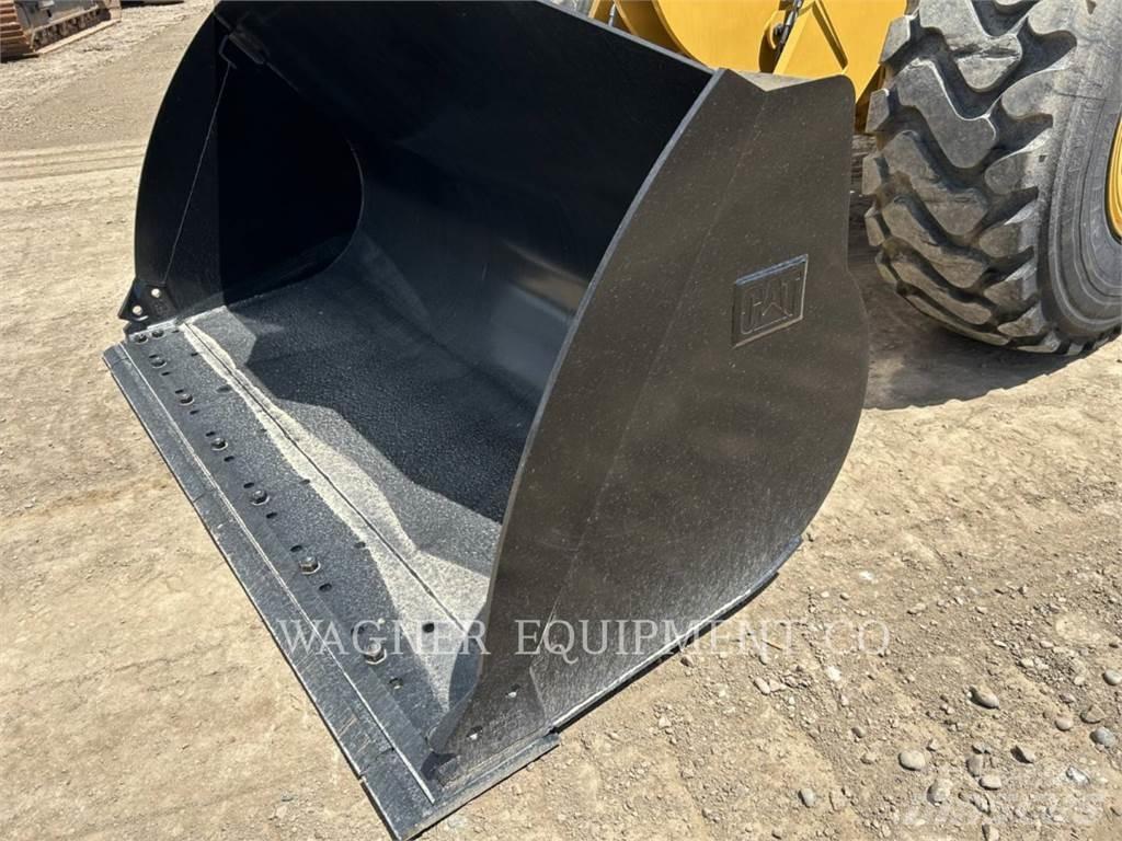 CAT 930M Rataslaadurid