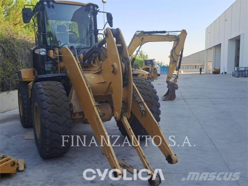 CAT 930M Rataslaadurid