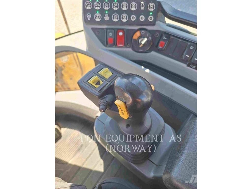 CAT 930M Rataslaadurid