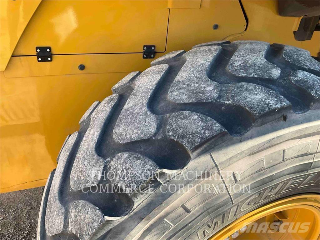 CAT 930M Rataslaadurid