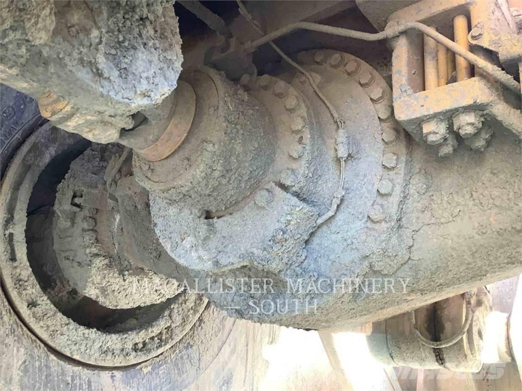 CAT 990 Rataslaadurid