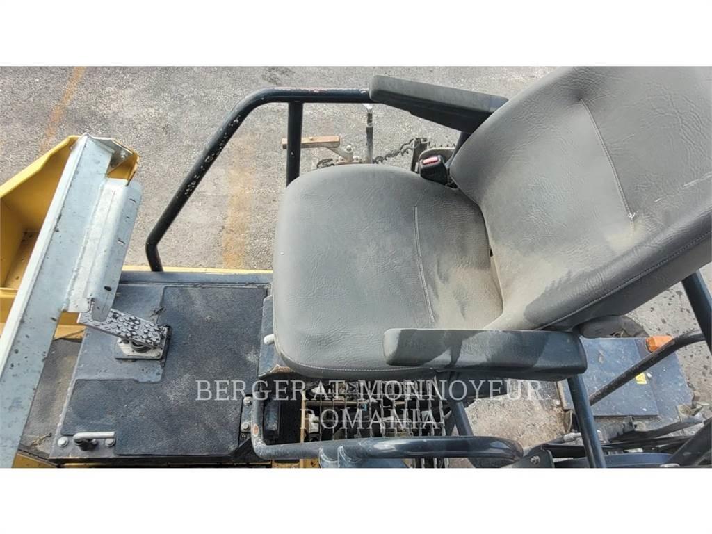 CAT AP-655D Asfaldilaoturid