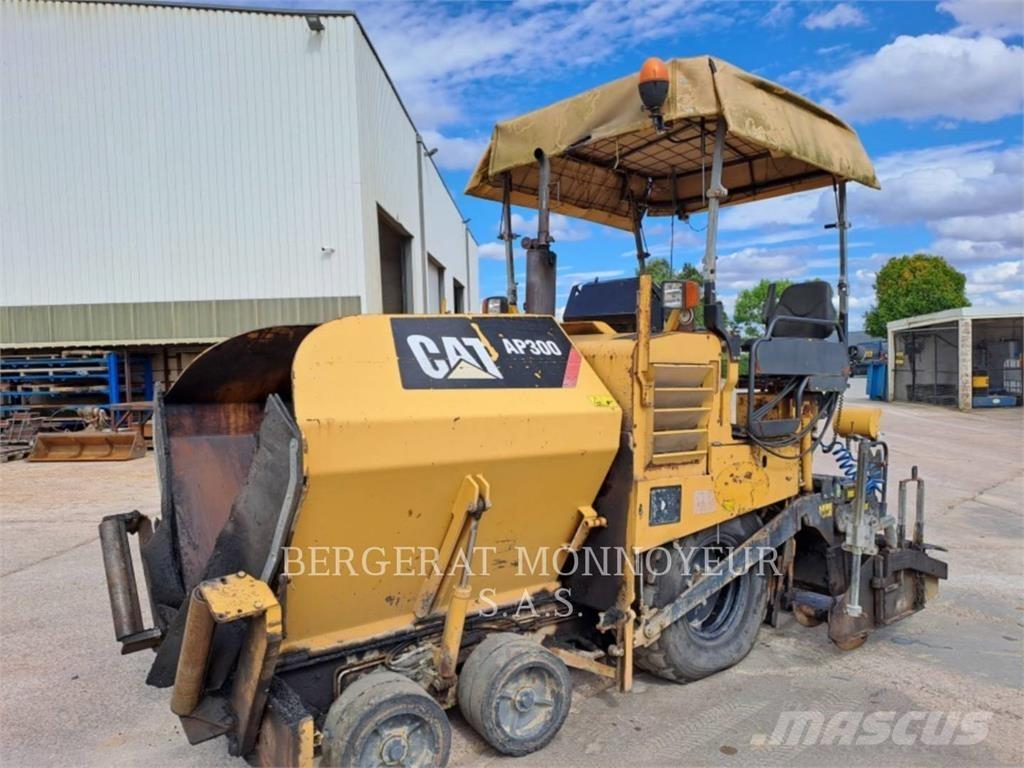 CAT AP300 Asfaldilaoturid