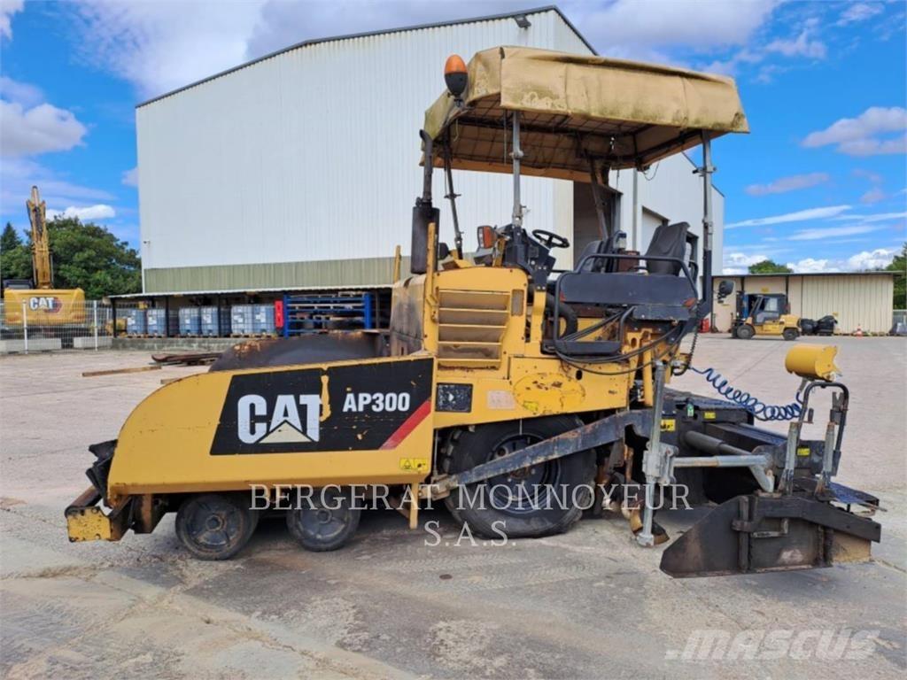CAT AP300 Asfaldilaoturid