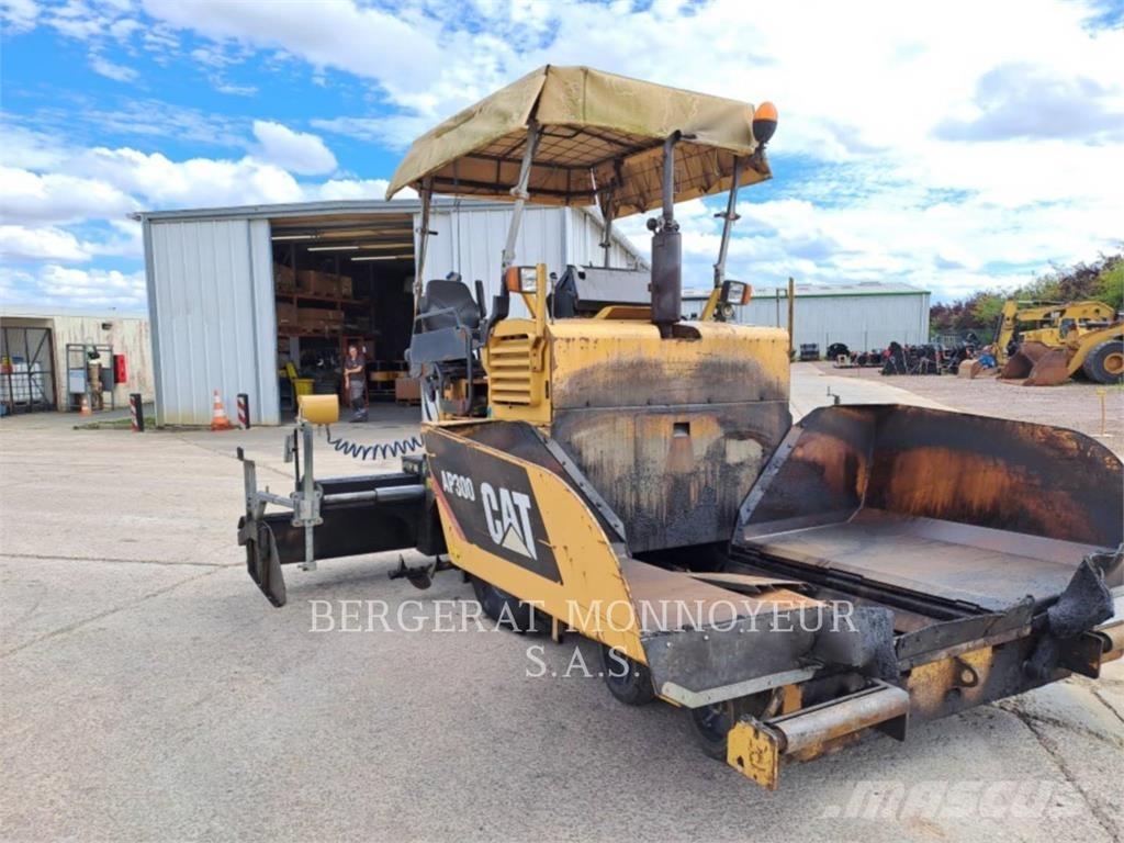 CAT AP300 Asfaldilaoturid