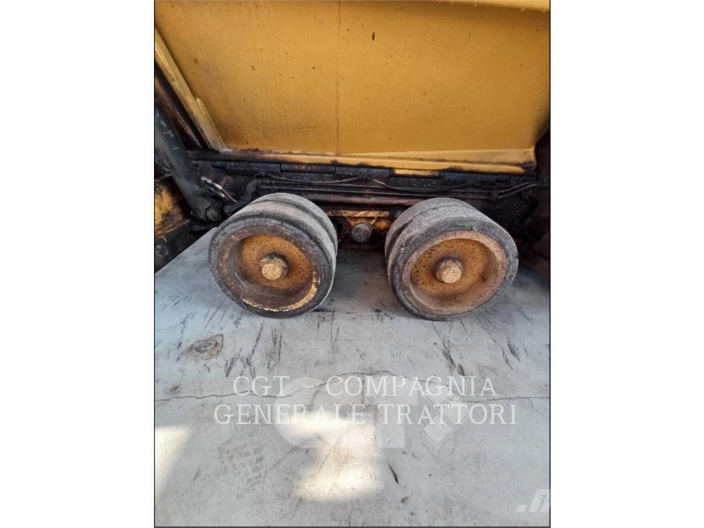 CAT AP300F Asfaldilaoturid