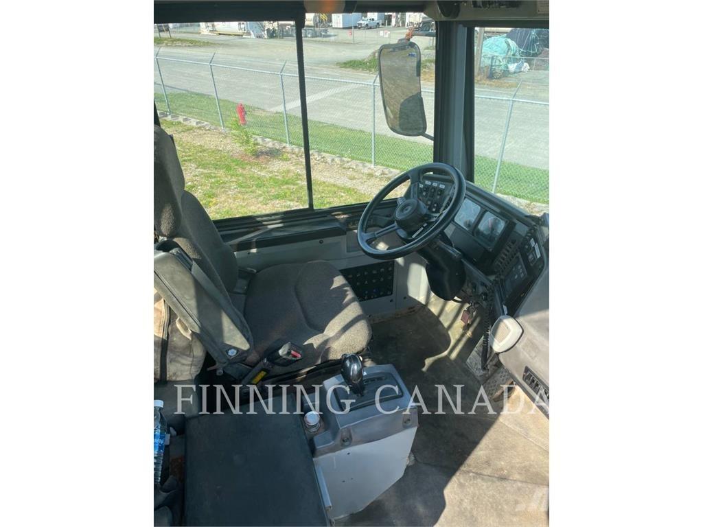 CAT D300E Liigendraamiga pinnaseveokid