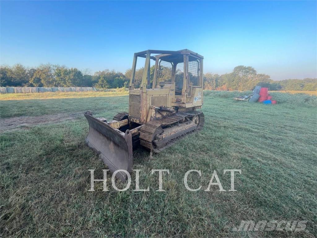 CAT D3B Buldooserid