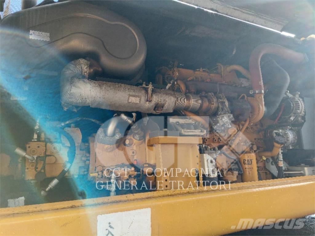 CAT MH 3024 Ratasekskavaatorid