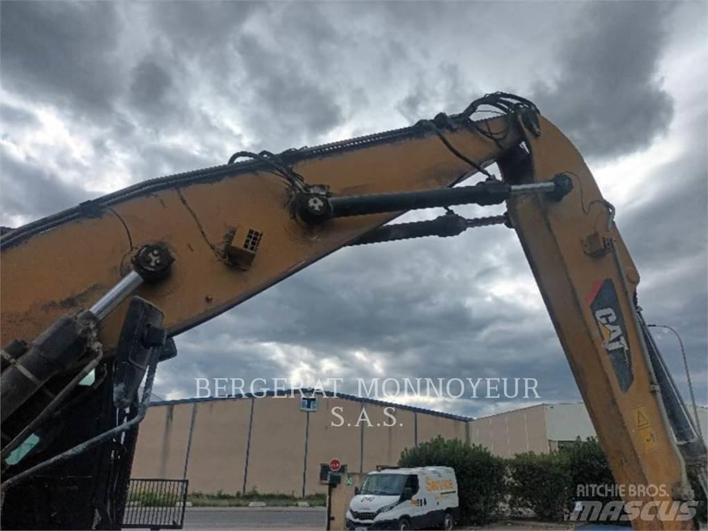 CAT MH3022-1 Ratasekskavaatorid