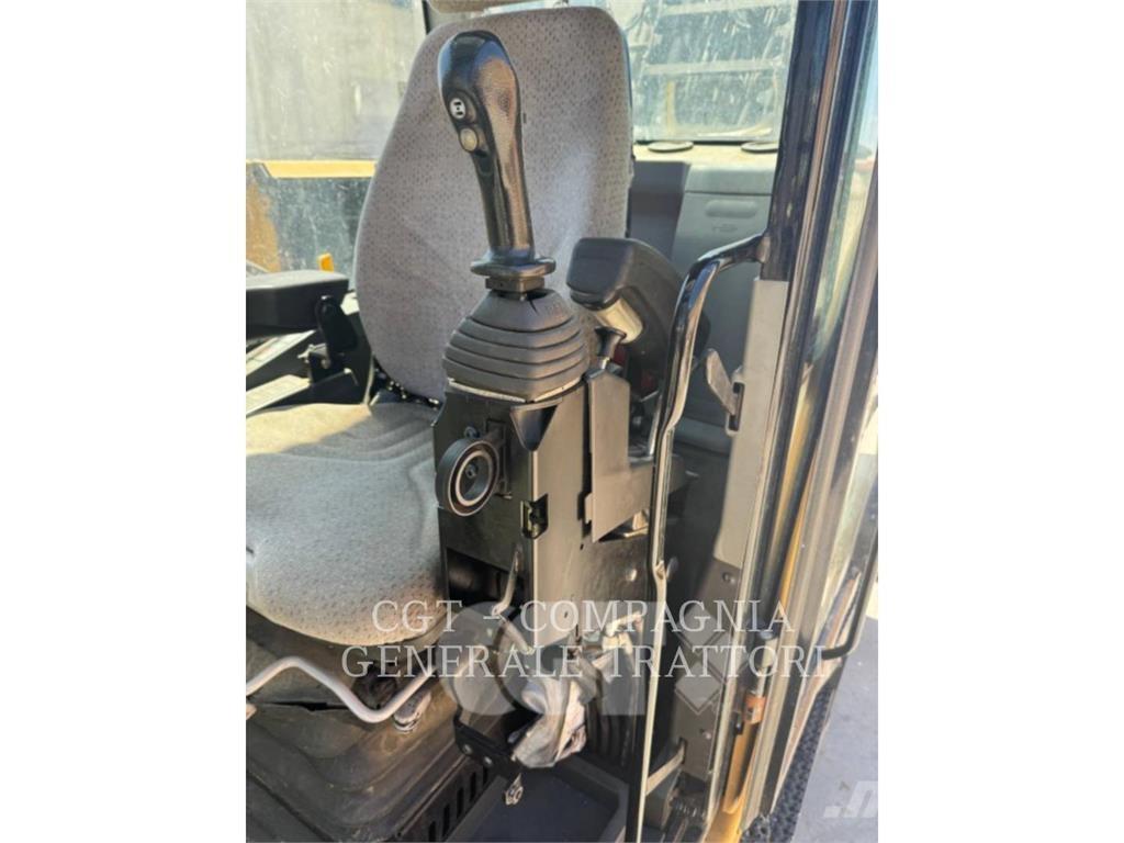 CAT MH3024 Ratasekskavaatorid