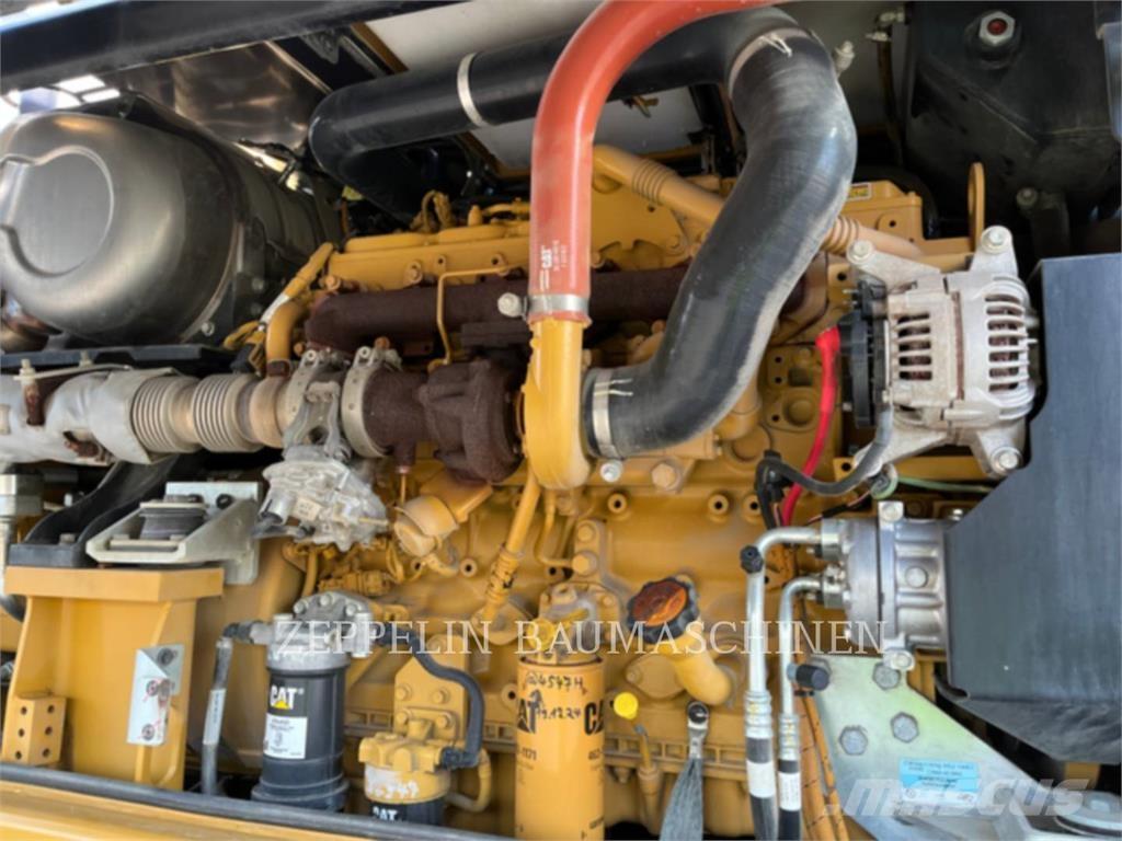 CAT MH3024-06C Lammutusekskavaatorid