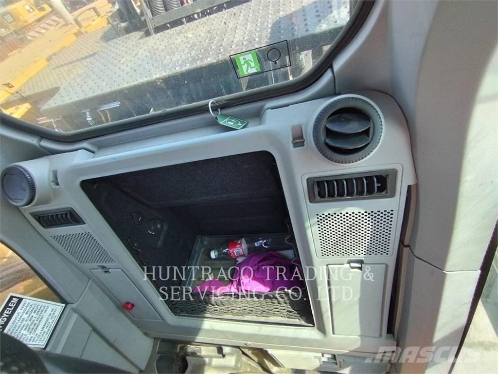 CAT MH3024-07 Ratasekskavaatorid