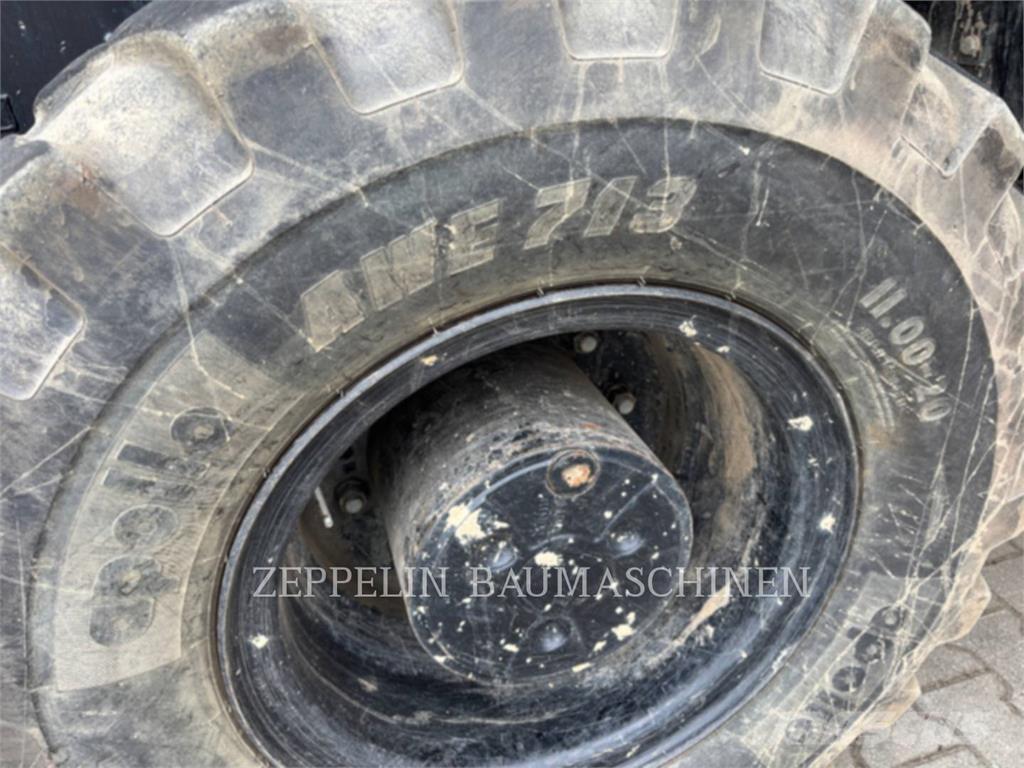 CAT MH3024-07A Lammutusekskavaatorid