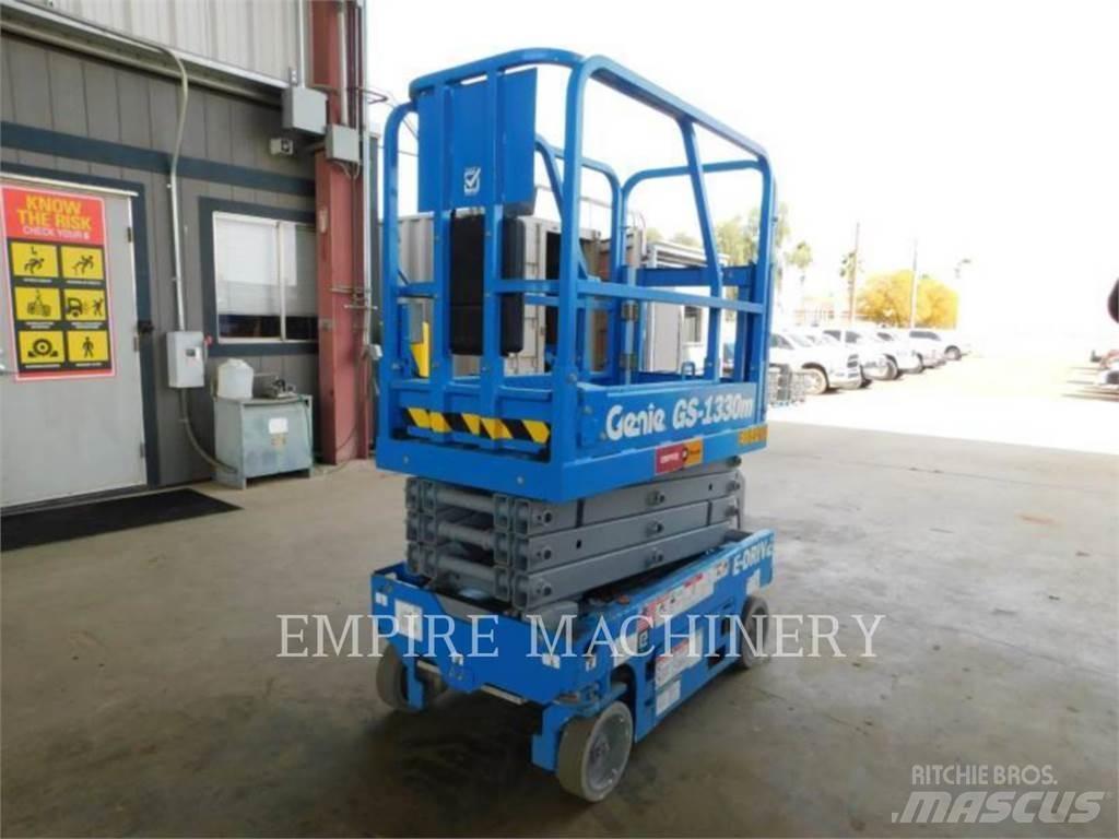 Genie GS1330 Iseliikuvad poomtõstukid