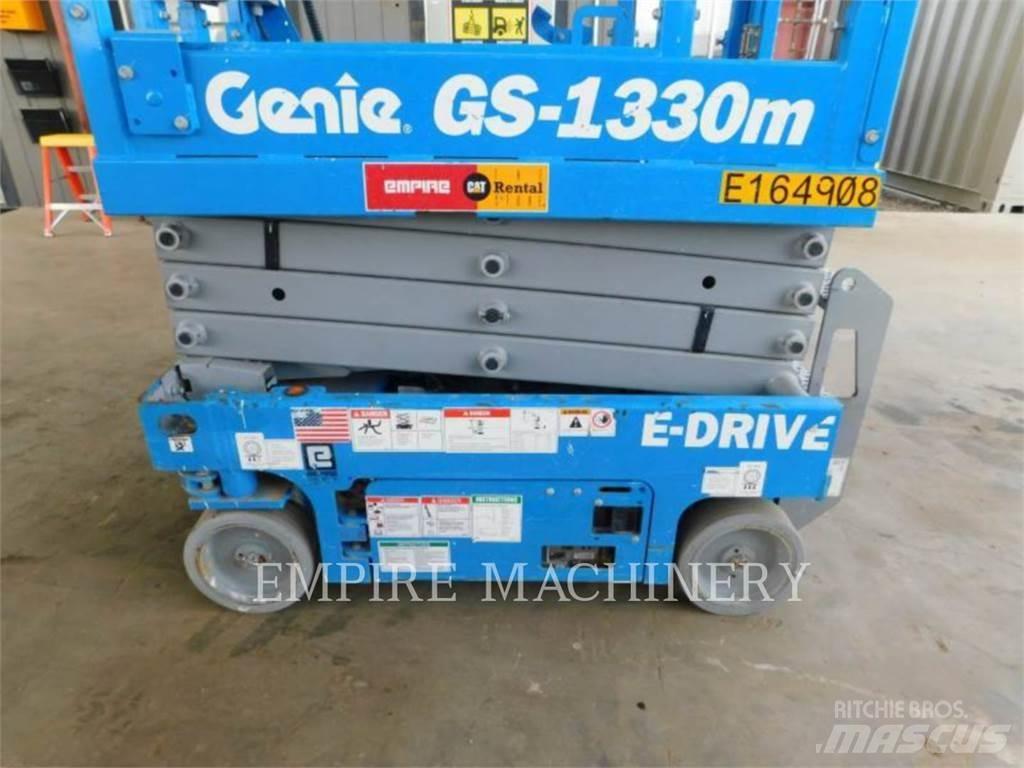 Genie GS1330 Iseliikuvad poomtõstukid