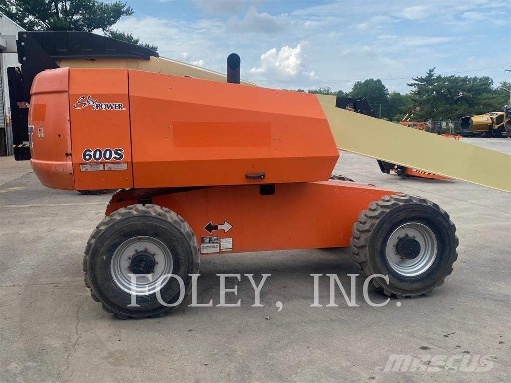 JLG 600S Iseliikuvad poomtõstukid