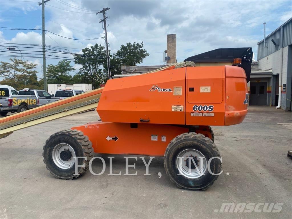 JLG 600S Iseliikuvad poomtõstukid