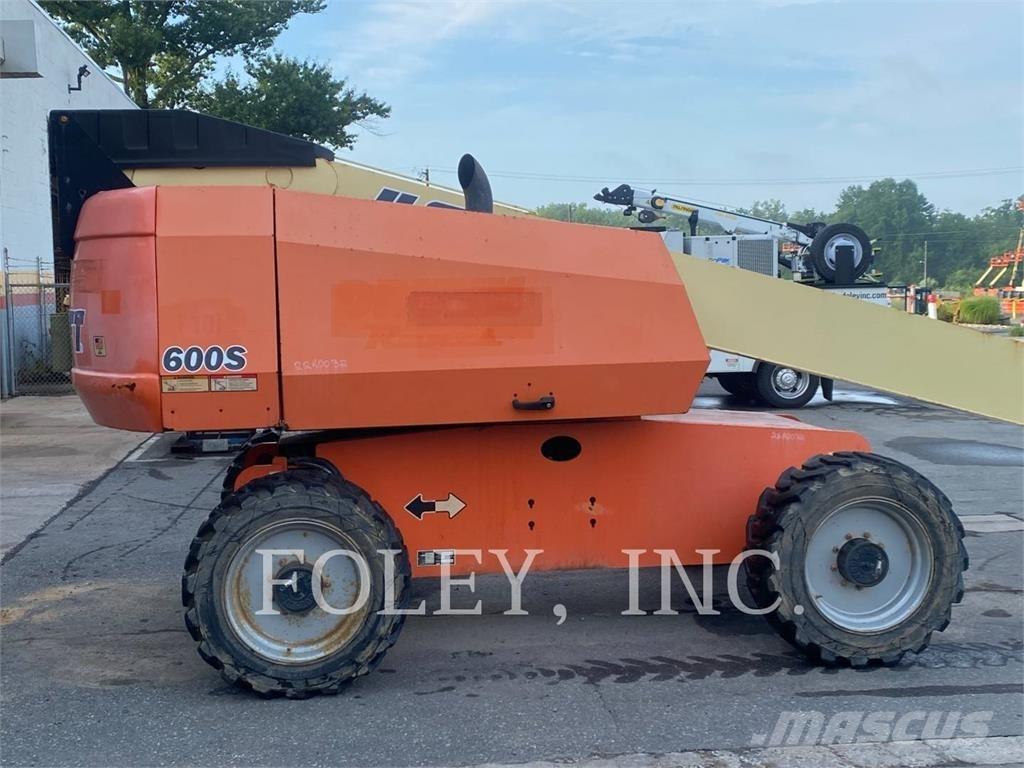 JLG 600S Iseliikuvad poomtõstukid