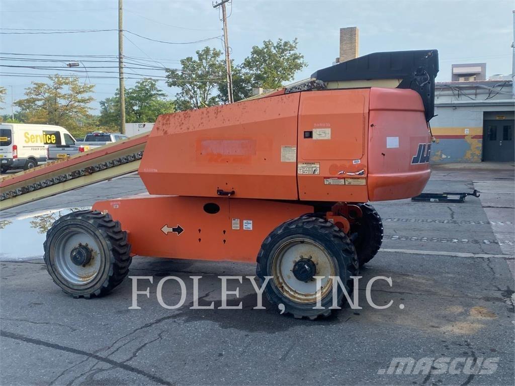 JLG 600S Iseliikuvad poomtõstukid