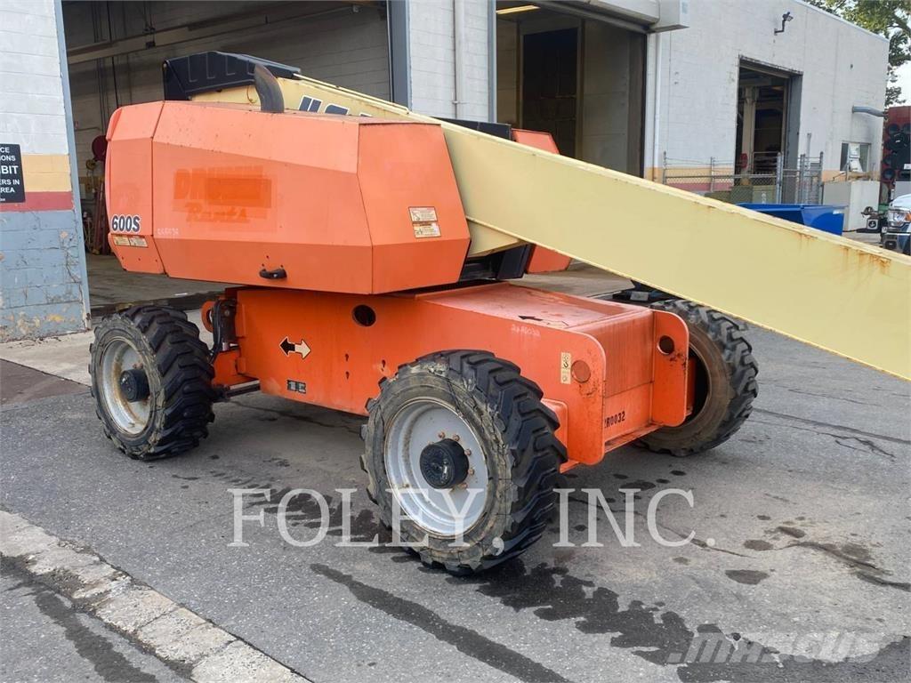 JLG 600S Iseliikuvad poomtõstukid